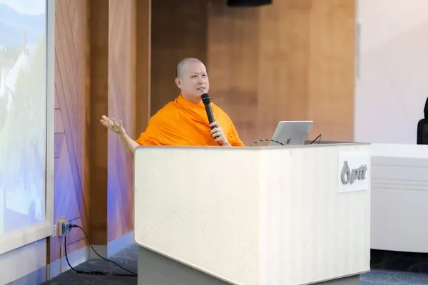 Opening the talk at the lectern in the PTT auditorium