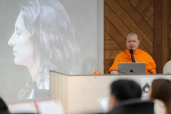 Illustrating the talk with images on the main screen